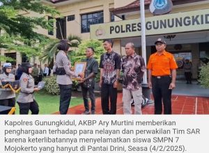Tiga Nelayan Pantai Drini Dapat Penghargaan atas Kesigapan Selamatkan Siswa Hanyut