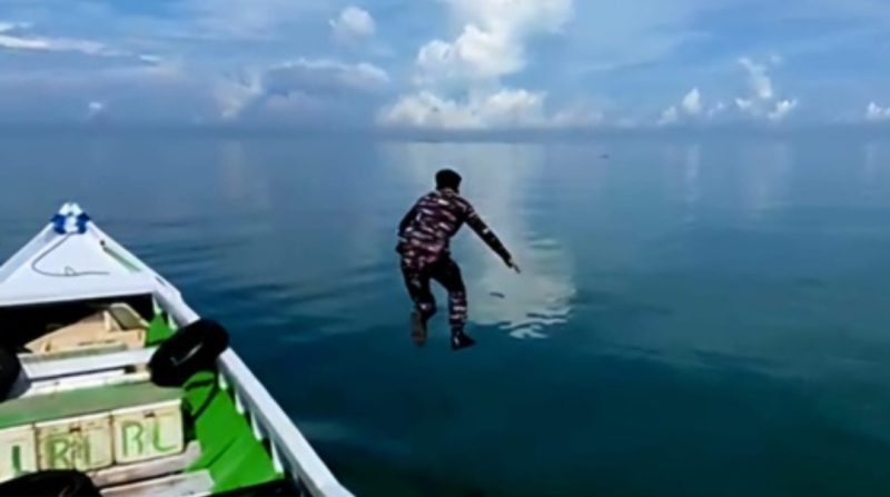 Prajurit TNI AL Selamatkan Nelayan di Laut Maros